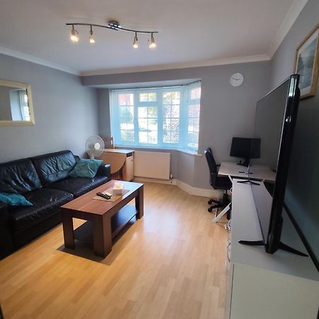 2 Bed Flat Near Station With Parking&Comgarden Apartment Sutton  Exterior photo