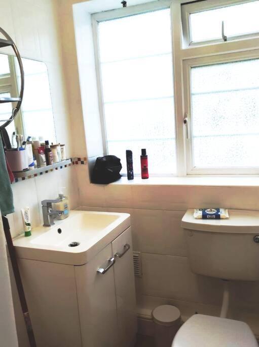 2 Bed Flat Near Station With Parking&Comgarden Apartment Sutton  Exterior photo